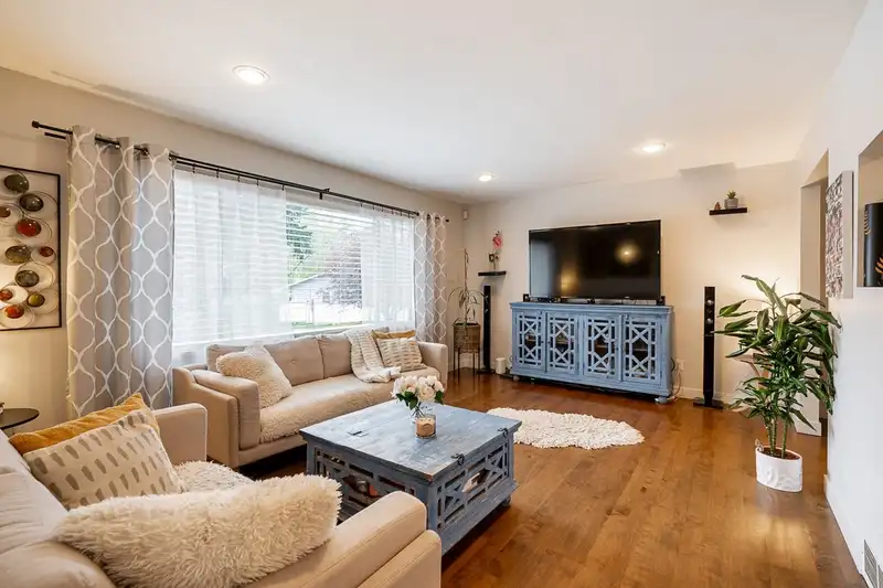 14366 101 AVENUE - photo 3 of 39