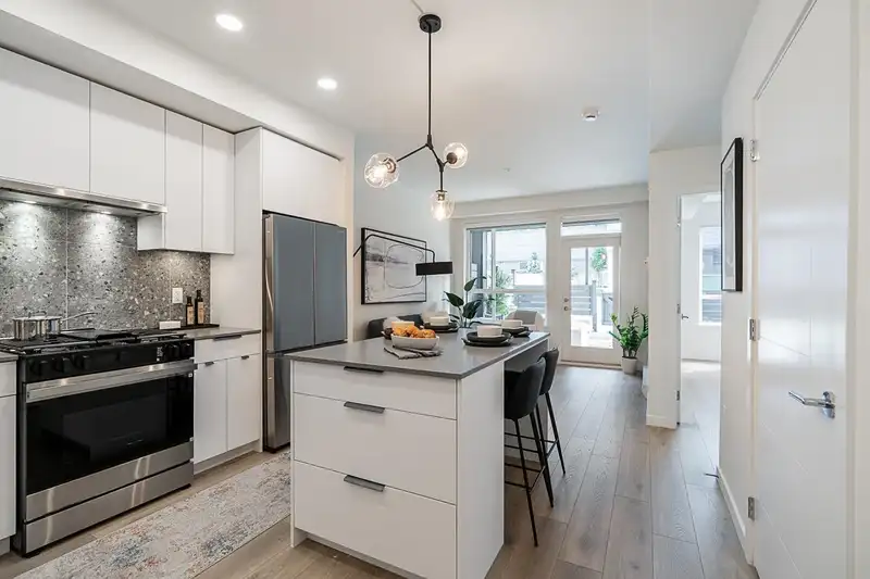 616 7936 206 STREET - photo 2 of 6
