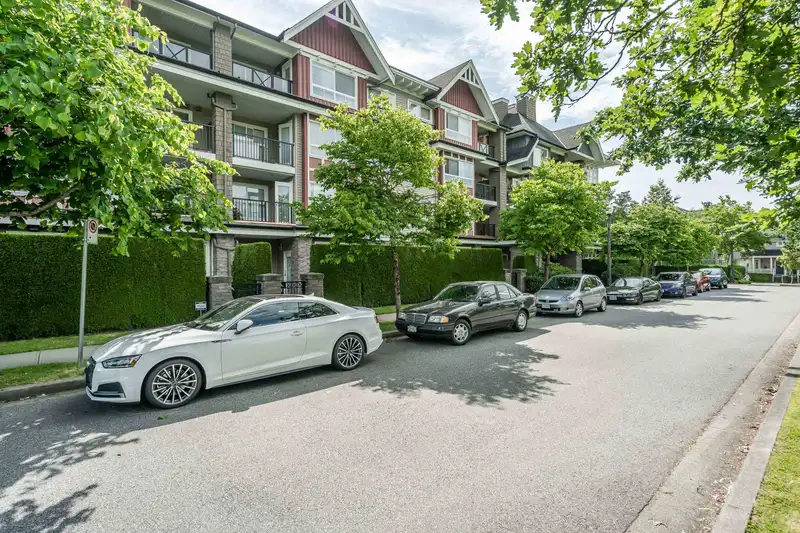 414 7088 MONT ROYAL SQUARE - photo 1 of 25