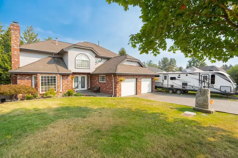 5906 190A STREET - photo 2 of 40