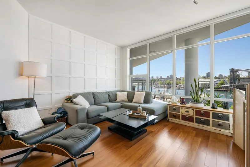 203 628 KINGHORNE MEWS - photo 3 of 25