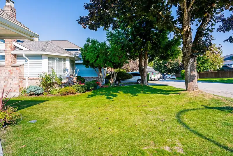 12281 SOUTHPARK CRESCENT - photo 4 of 34