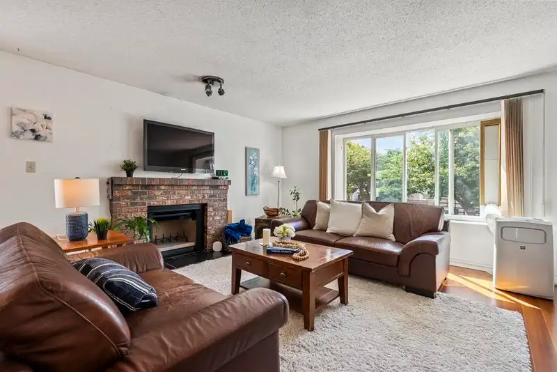 15251 97 AVENUE - photo 2 of 40