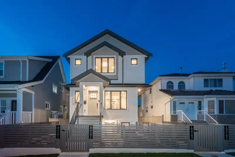 2261 E 35TH AVENUE - photo 1 of 40