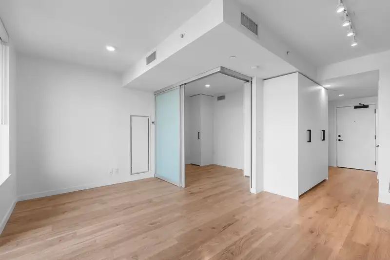 403 10448 UNIVERSITY DRIVE - photo 3 of 23