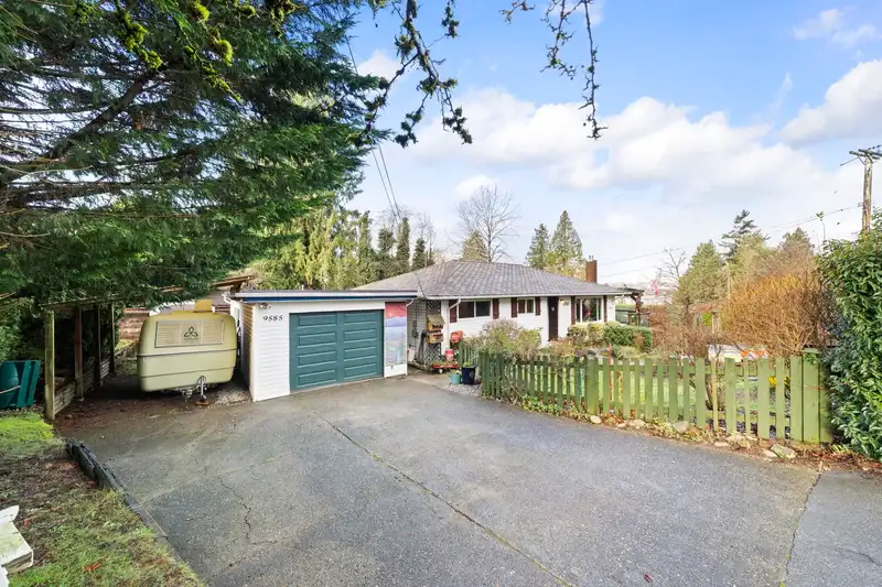 9585 DAWSON CRESCENT - photo 4 of 40