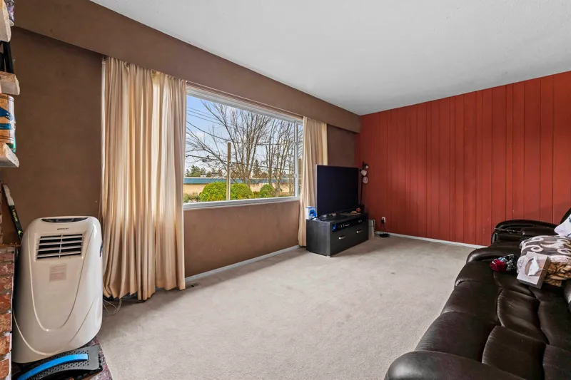 273 52A STREET - photo 3 of 12