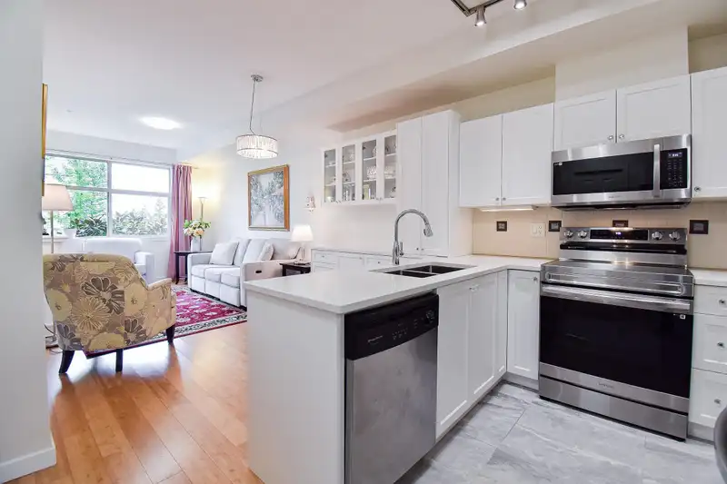 204 2511 KING GEORGE BOULEVARD - photo 2 of 34
