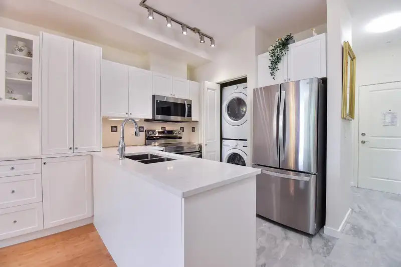 204 2511 KING GEORGE BOULEVARD - photo 3 of 34