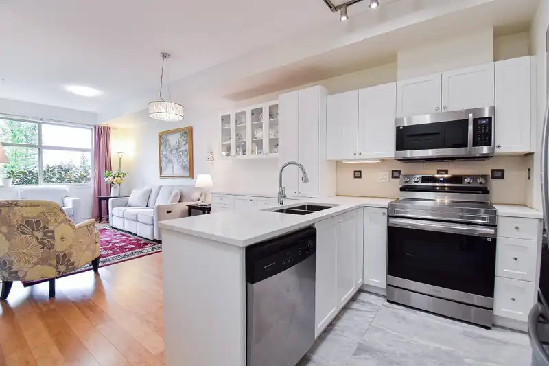 204 2511 KING GEORGE BOULEVARD - photo 4 of 34