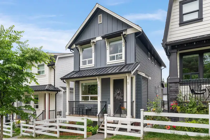 25097 112 AVENUE - photo 2 of 40