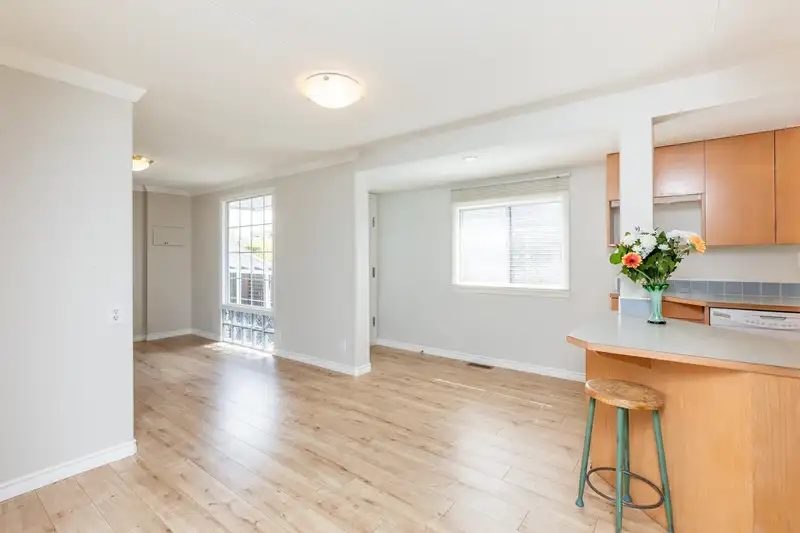 2102 CUMBRIA DRIVE - photo 3 of 32