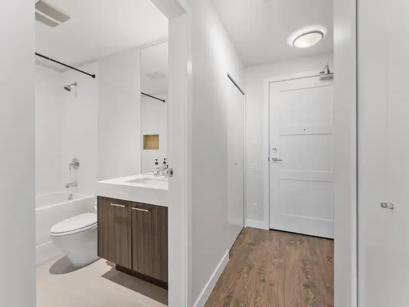106 545 FOSTER AVENUE - photo 2 of 22