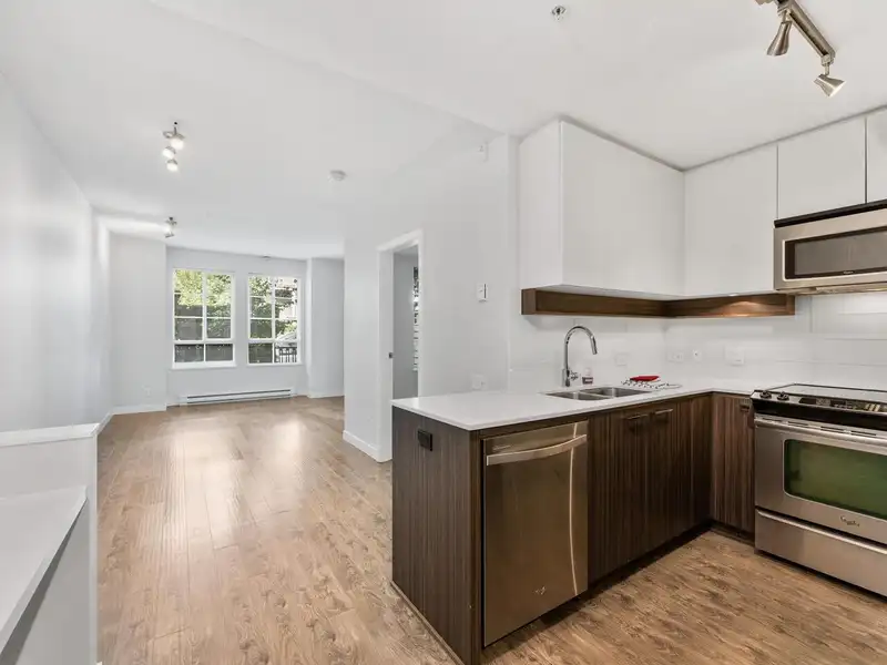 106 545 FOSTER AVENUE - photo 4 of 22