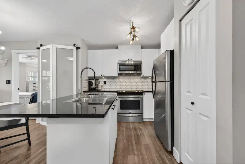 301 6500 194 STREET - photo 2 of 24