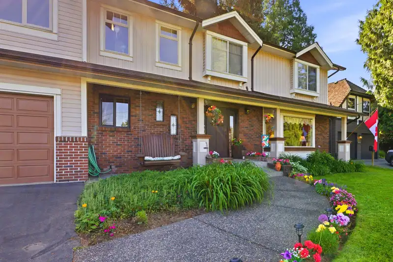 9072 GAY STREET - photo 3 of 39