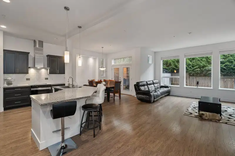 10516 ROBERTSON STREET - photo 4 of 24