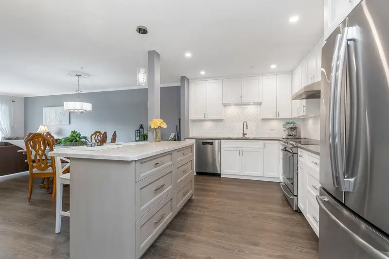 225 2451 GLADWIN ROAD - photo 3 of 25