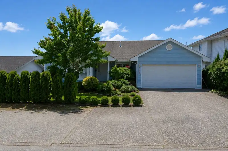 32948 10 AVENUE - photo 1 of 39