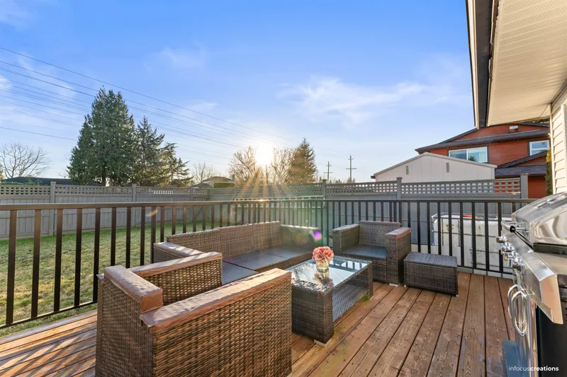 15796 95A AVENUE - photo 4 of 23