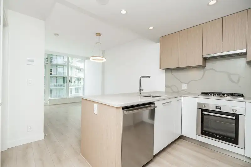 606 567 CLARKE ROAD - photo 4 of 40