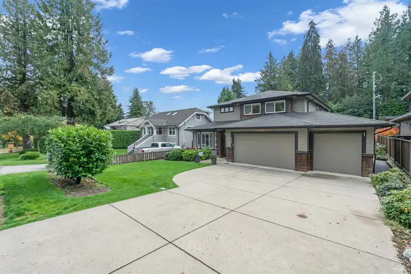 995 SHAKESPEARE AVENUE - photo 4 of 40