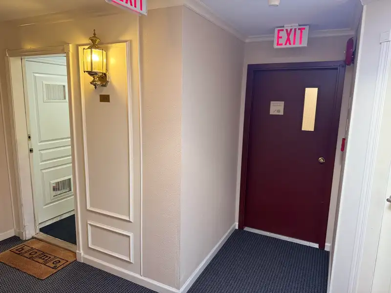 414 8139 121A STREET - photo 2 of 31