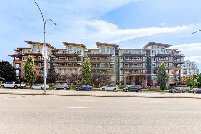 404 500 ROYAL AVENUE - photo 1 of 25