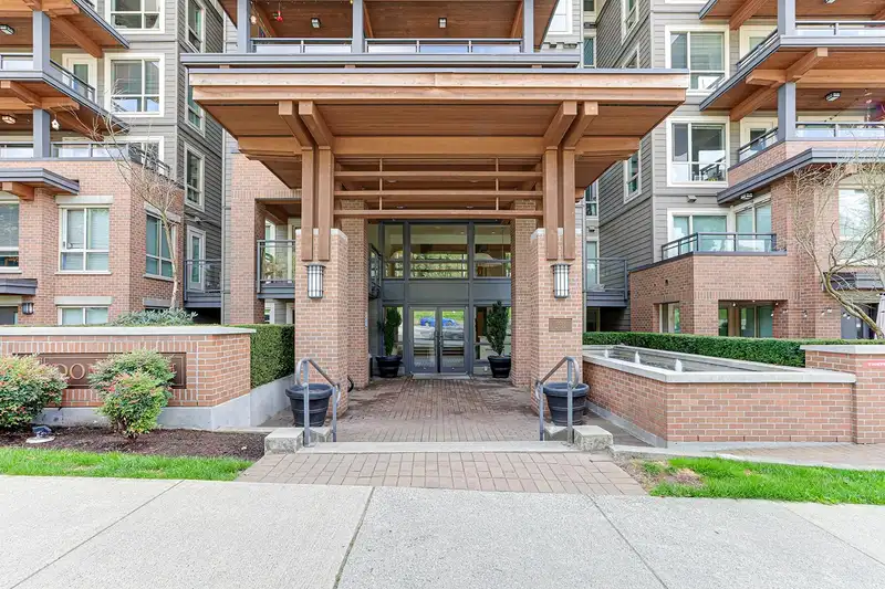 404 500 ROYAL AVENUE - photo 2 of 25