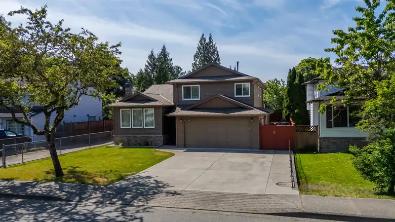21242 92 AVENUE - photo 3 of 40