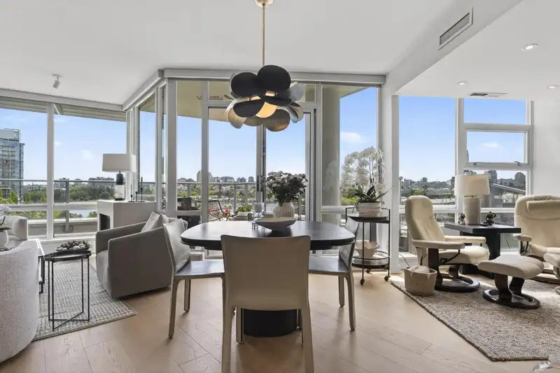 801 633 KINGHORNE MEWS - photo 2 of 40