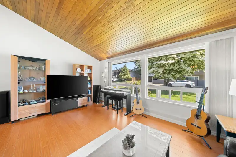10311 HOLLYMOUNT DRIVE - photo 2 of 23