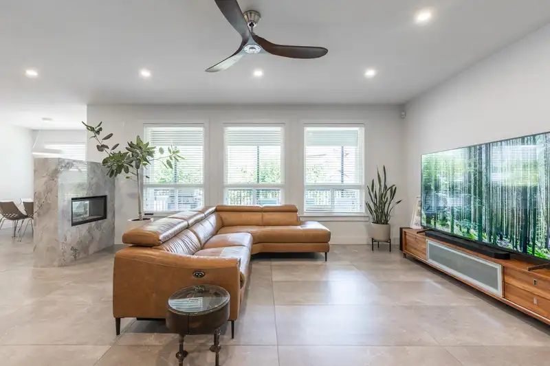 16455 92A AVENUE - photo 4 of 40