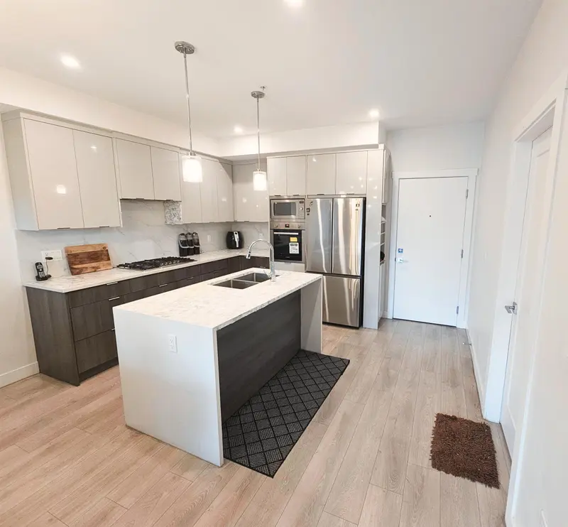 B301 14438 72 AVENUE - photo 4 of 9