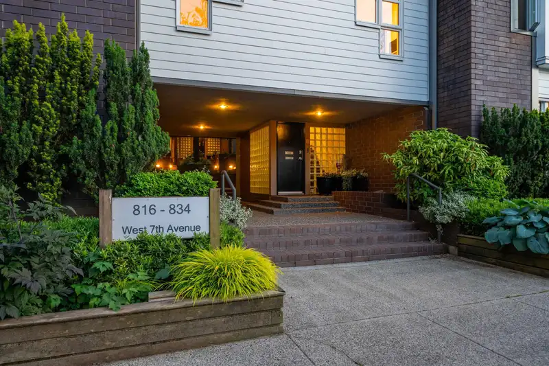 832 W 7TH AVENUE - photo 3 of 38