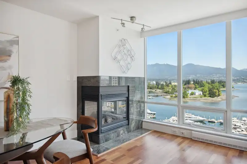 1402 499 BROUGHTON STREET - photo 4 of 32