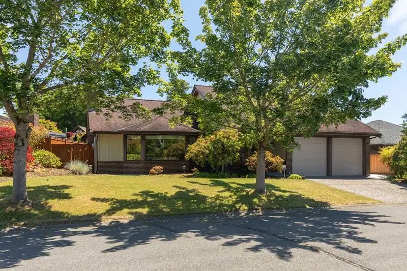 748 JUNIPER PLACE - photo 3 of 39