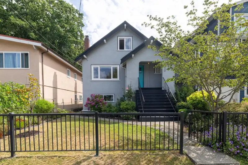 268 N NANAIMO STREET - photo 2 of 40