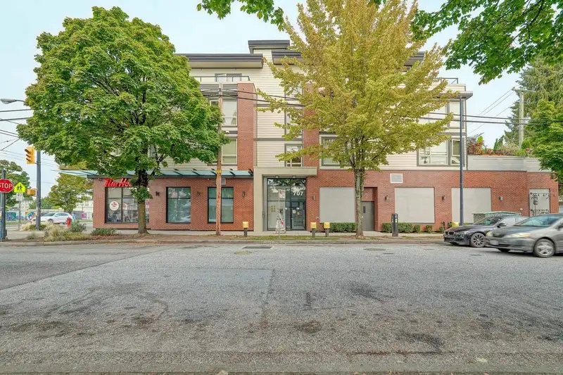 208 707 E 43RD AVENUE - photo 1 of 35