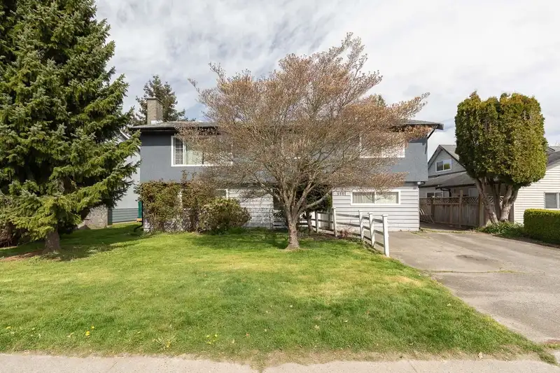5561 44 AVENUE - photo 1 of 11