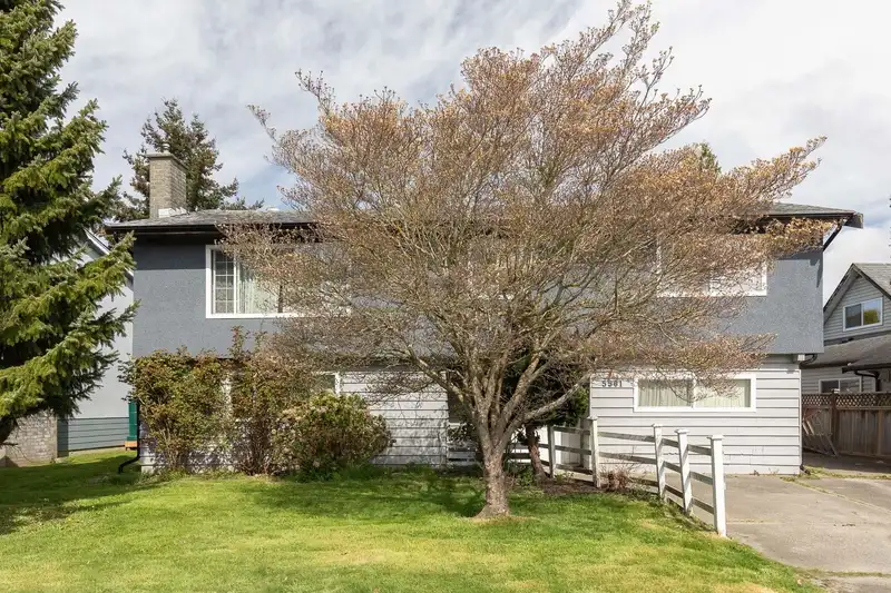 5561 44 AVENUE - photo 2 of 11