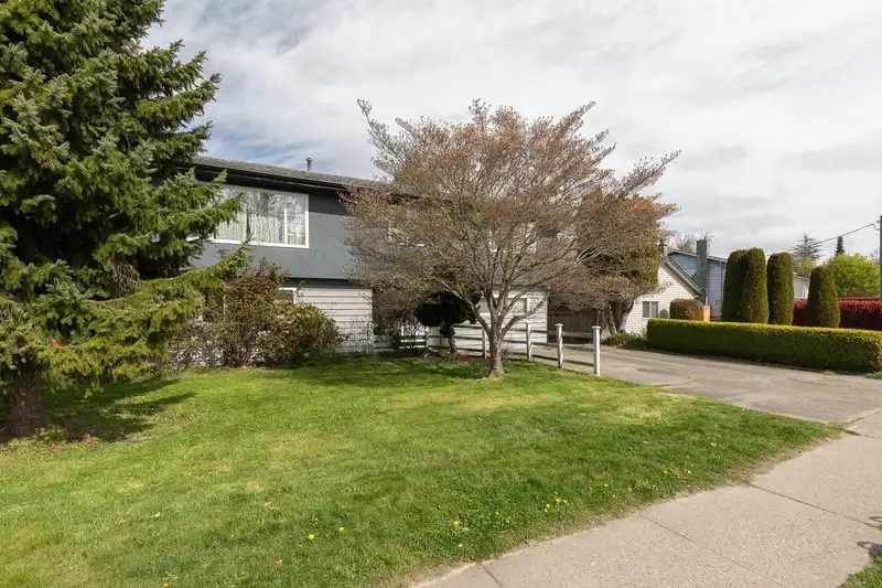 5561 44 AVENUE - photo 3 of 11