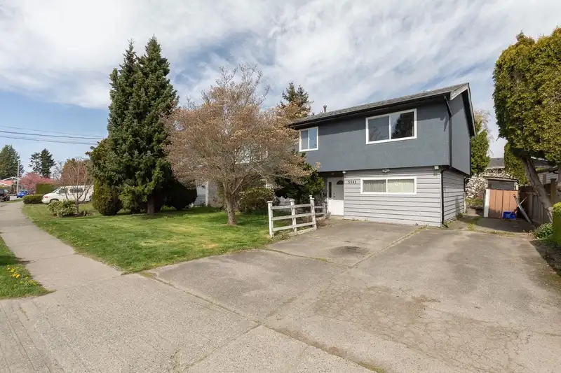 5561 44 AVENUE - photo 4 of 11