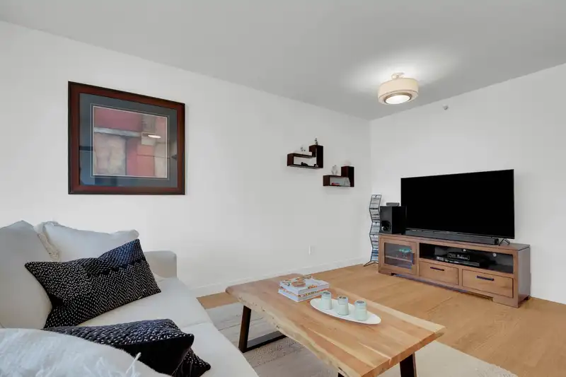 801 488 HELMCKEN STREET - photo 2 of 40