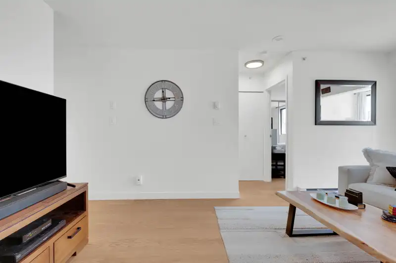 801 488 HELMCKEN STREET - photo 3 of 40