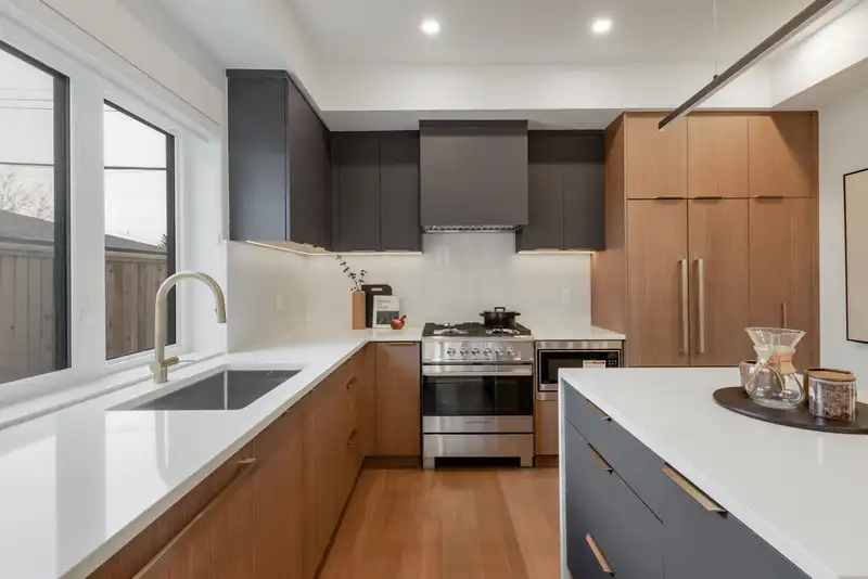 1 552 KASLO STREET - photo 1 of 31
