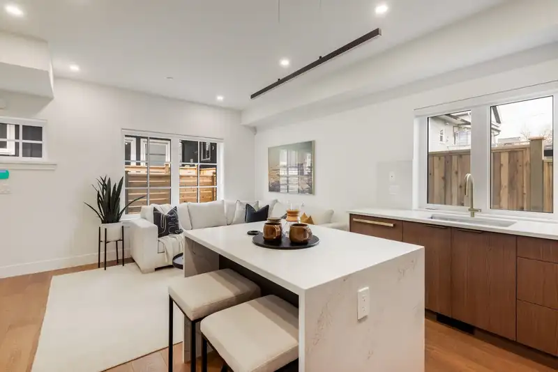 1 552 KASLO STREET - photo 3 of 31