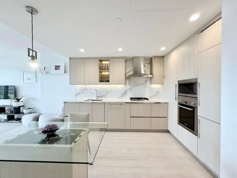 610 4890 LOUGHEED HIGHWAY - photo 4 of 16