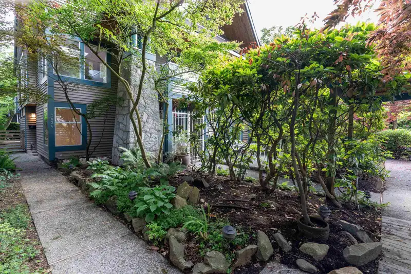 3024 W 3 AVENUE - photo 4 of 39