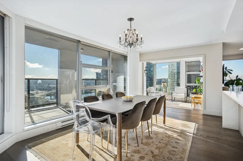 1903 989 BEATTY STREET - photo 1 of 25